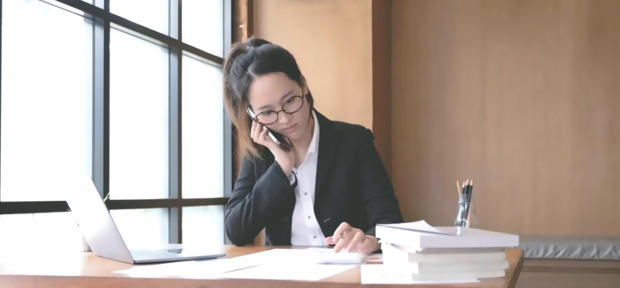 Profesional revisando gráficos financieros en una oficina moderna