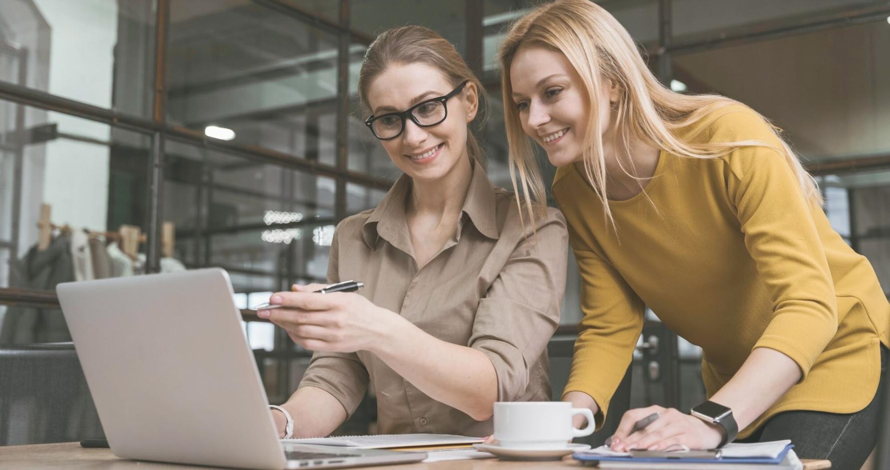Sesión de planificación financiera con documentos y calculadora sobre mesa de trabajo